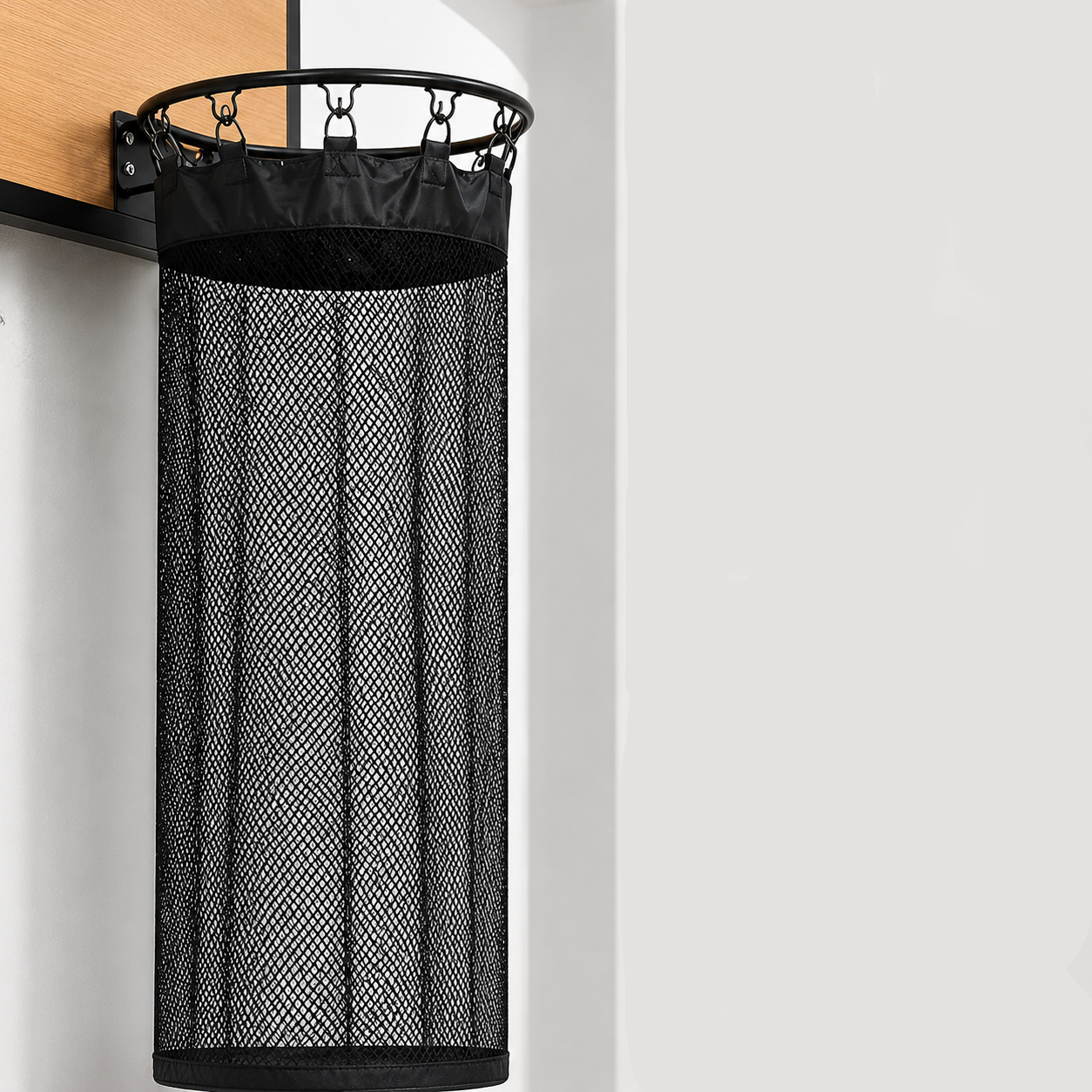 Basketball-Wäschekorb über der Tür