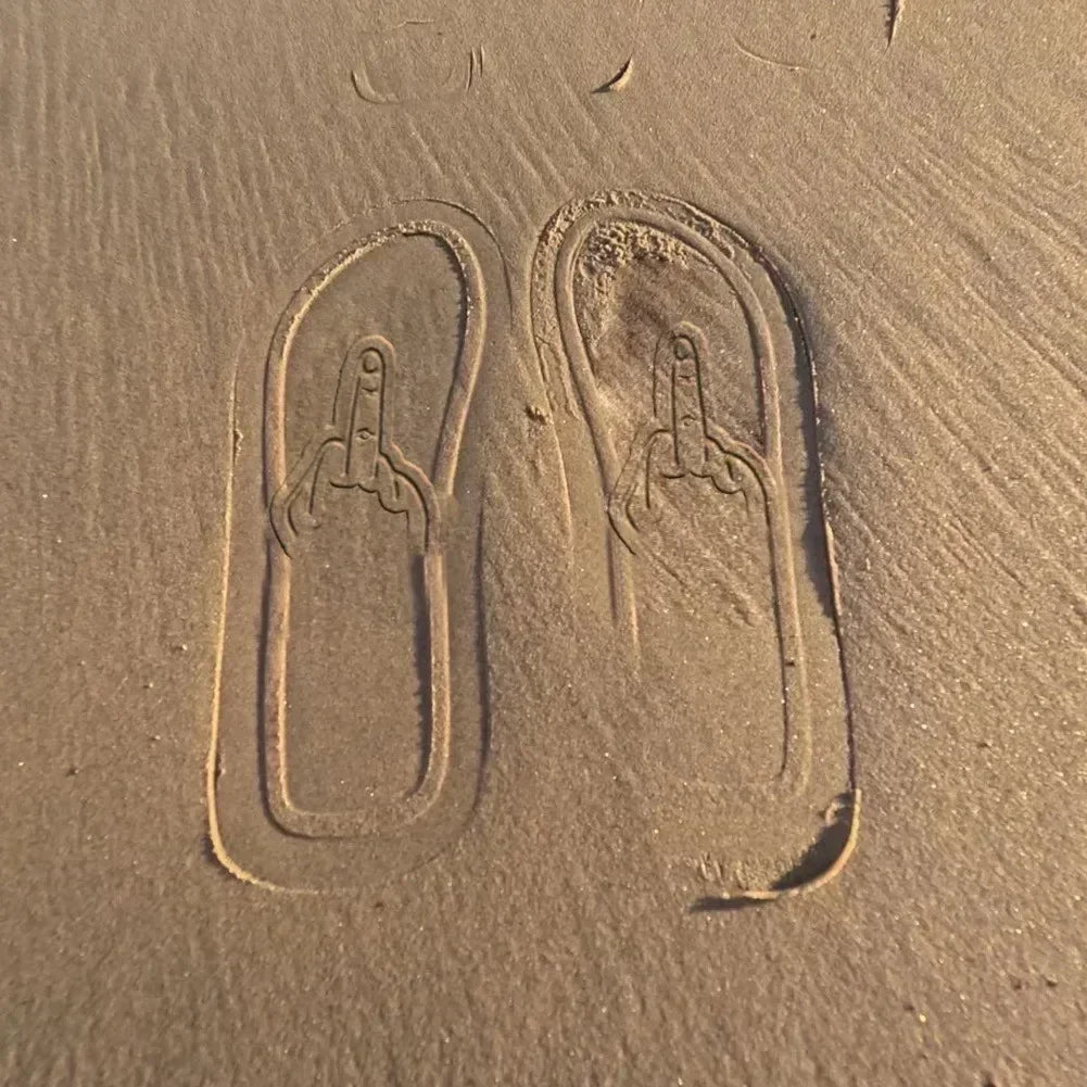 FrecheSohle – Lustige Flip-Flops mit verstecktem Mittelfinger